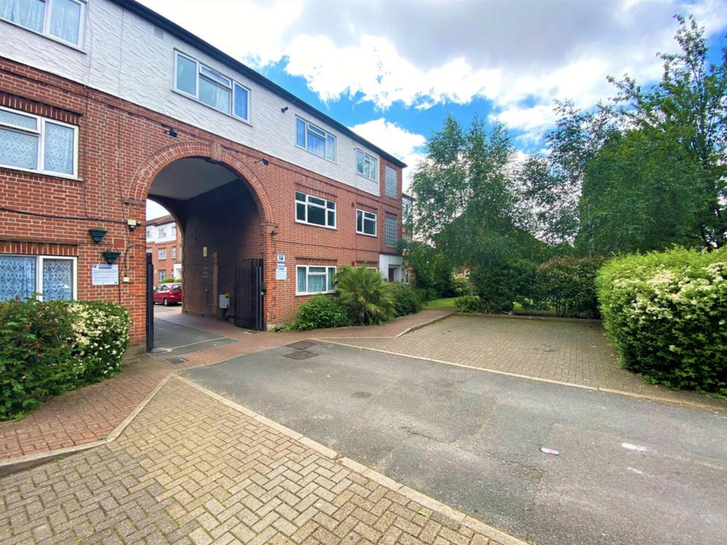 2 bed flat for sale in Southall Court, Lady Margaret Road, Southall UB1