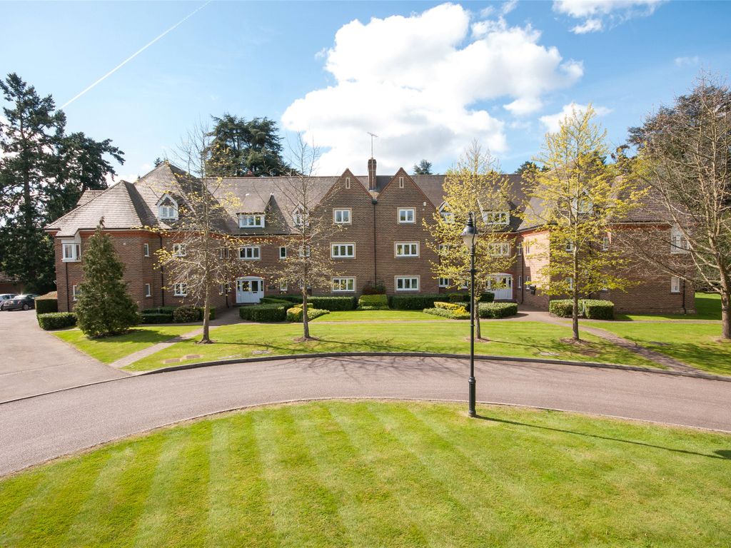 3 bed flat to rent in Chartwell Court Grange, 35 Highacre, Dorking