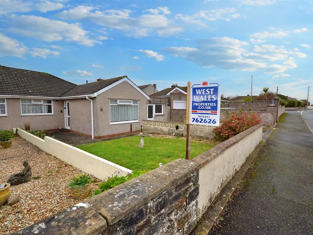 2 bed semidetached bungalow for sale in Cranham Park, Johnston