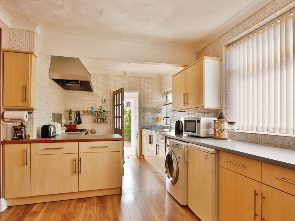 5 bed semidetached house for sale in Silverdale Road, Hull HU6, £