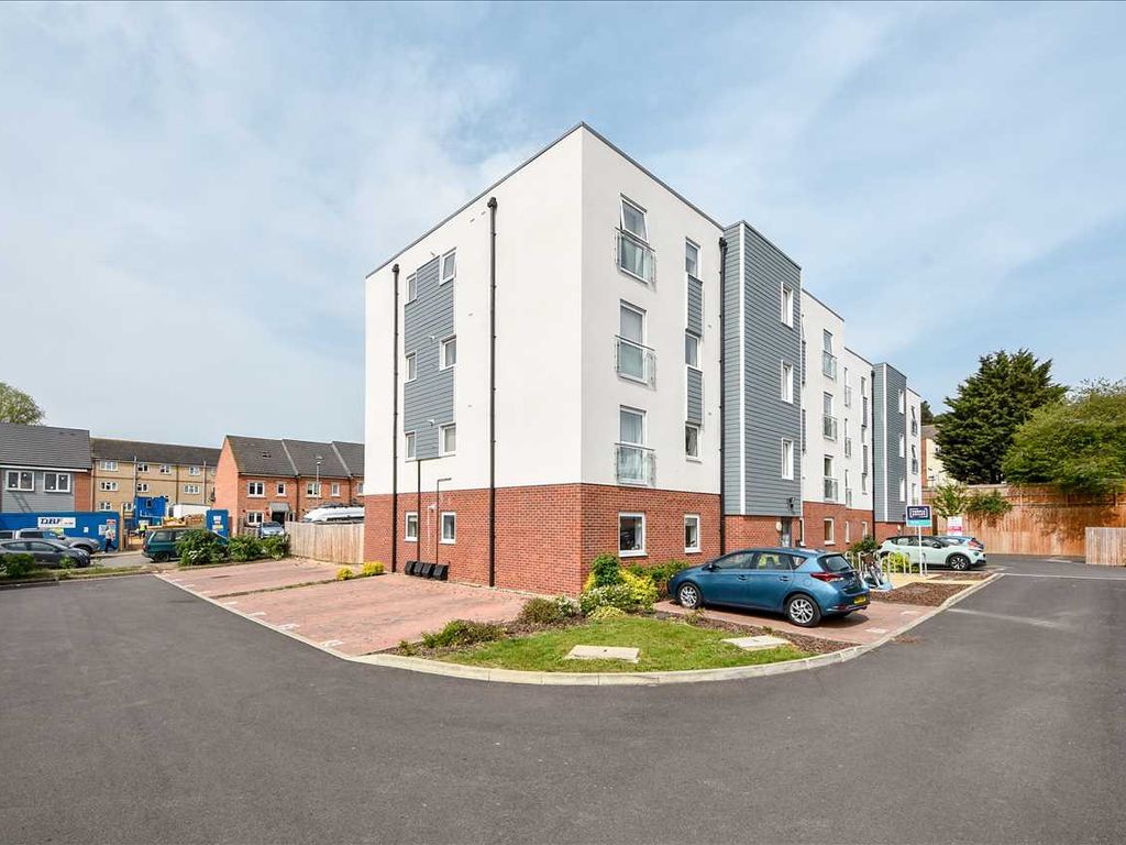 2 bed flat to rent in Waterside Road, Saxby Park, Wellingborough NN8