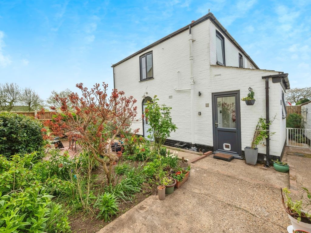 2 bed semidetached house for sale in Station Road, Reedham, Norwich