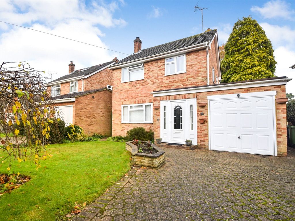 3 bed detached house for sale in Mistletoe Road, Yateley, Hampshire
