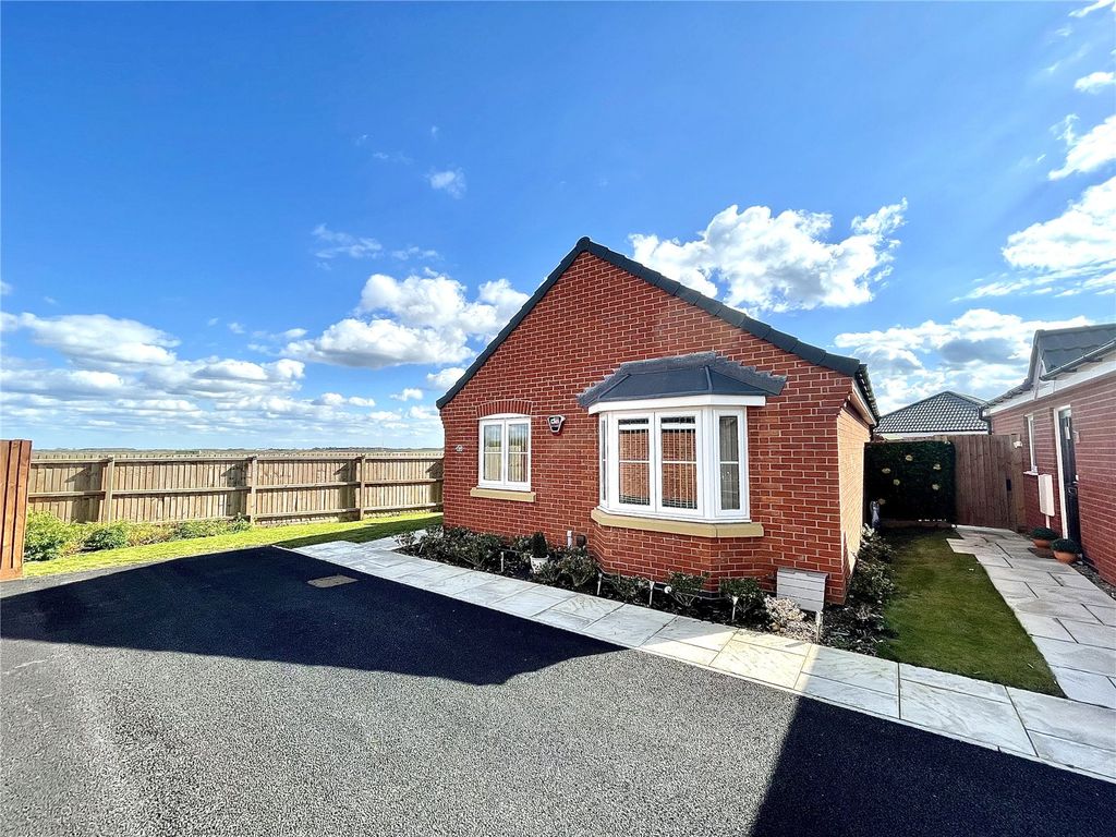 2 bed bungalow for sale in Cole Avenue, Waddington, Lincoln