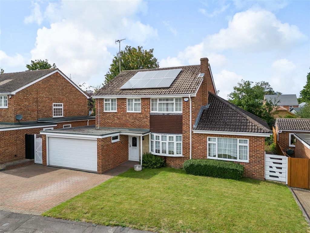 4 bed detached house for sale in Benning Way, Wokingham, Berkshire RG40