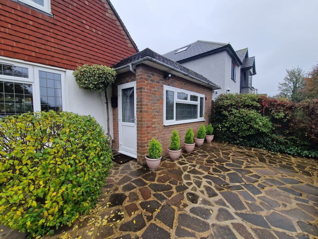 Studio to rent in Barton Road, Luton LU3, £975 pcm Zoopla