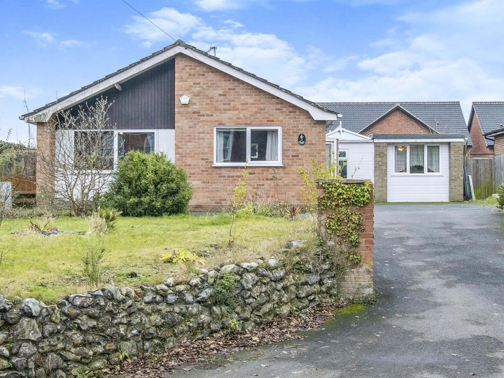 4 bed detached bungalow for sale in Dereham Road, Reepham, Norwich NR10