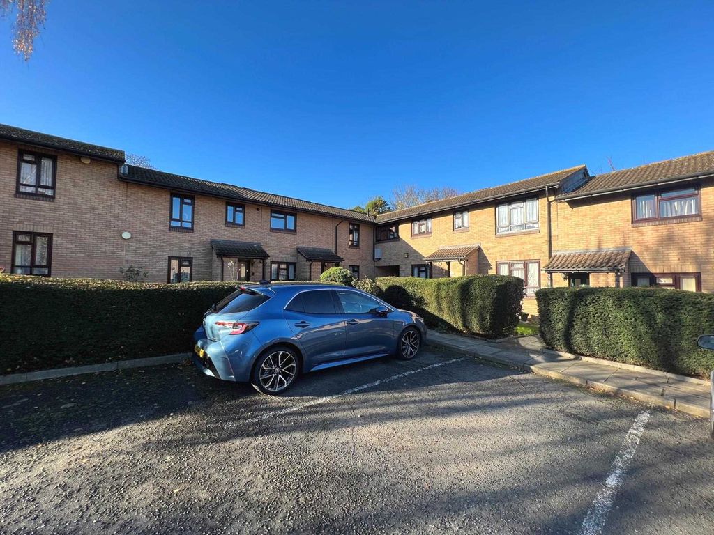 2 bed flat for sale in Lesney Park Road, Erith DA8 Zoopla