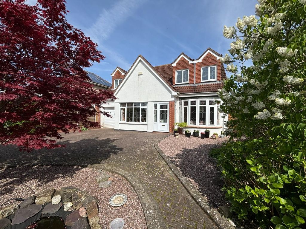 4 bed detached house for sale in Court Farm Road, Longwell Green