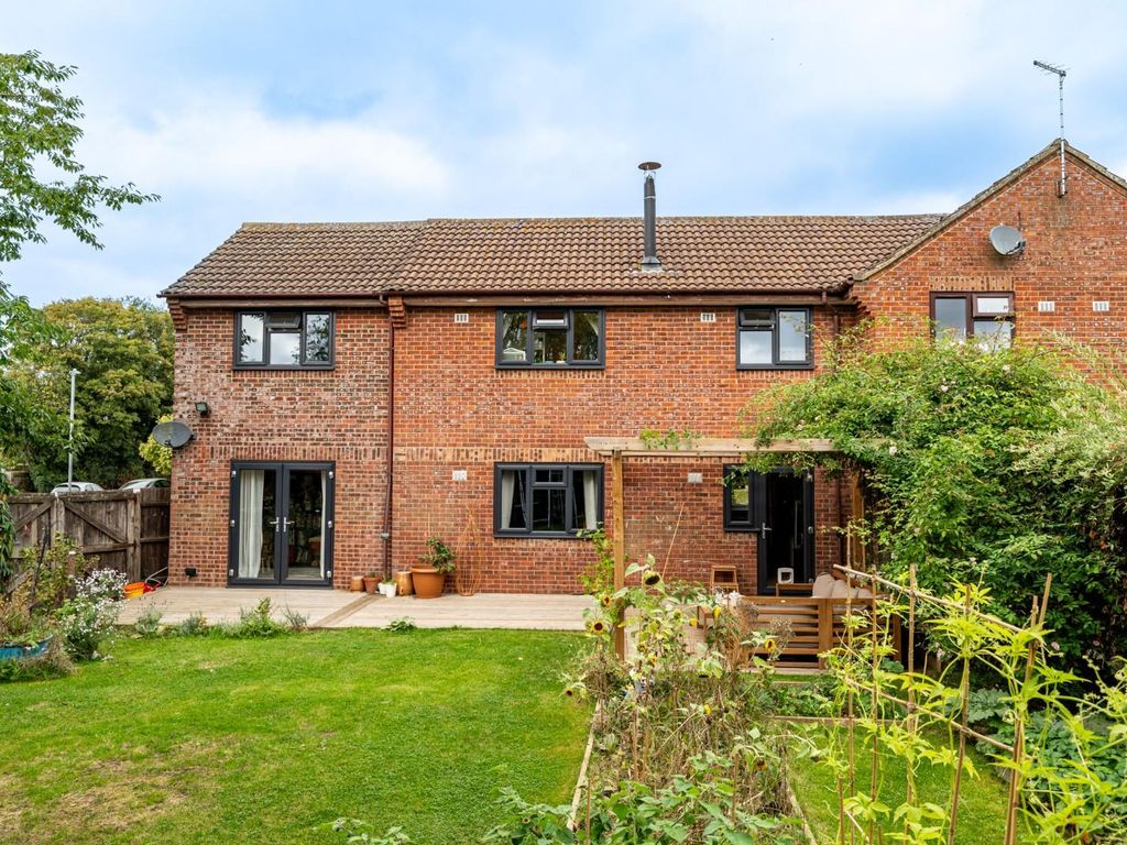 4 bed semidetached house for sale in Barnards Field, Thaxted, Dunmow