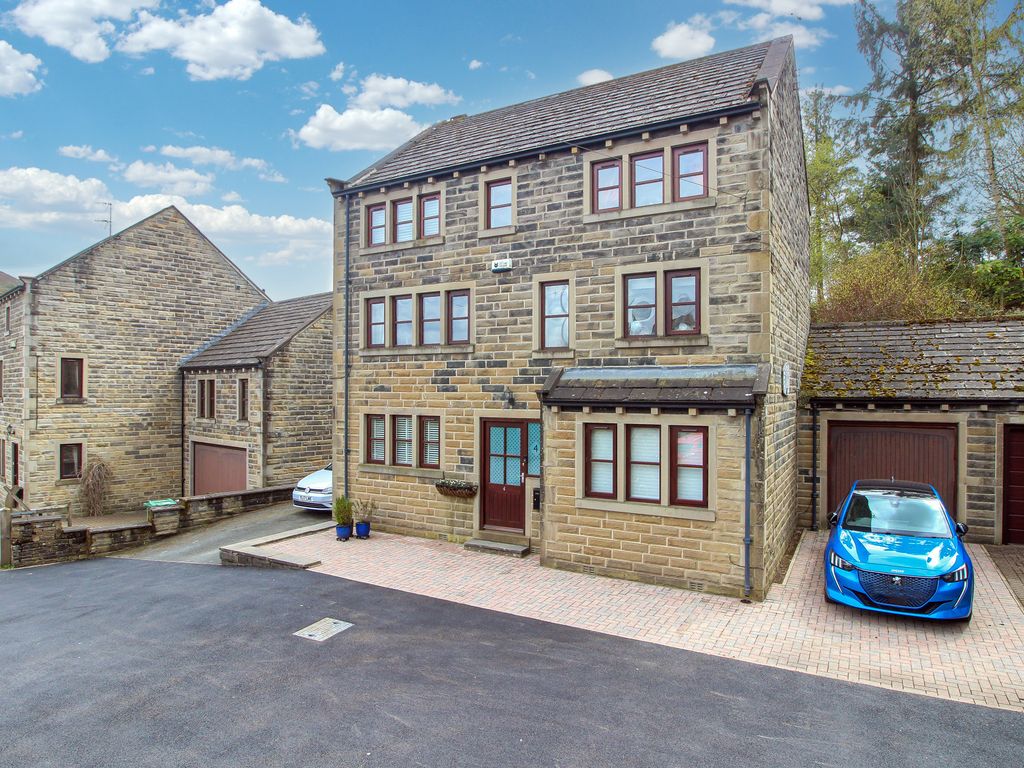 5 bed linkdetached house for sale in Old Mill Court, Hepworth