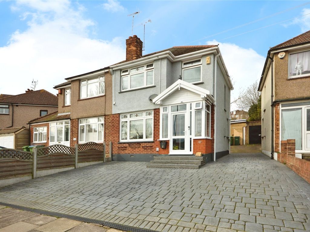 3 bed semidetached house for sale in Swingate Lane, London SE18, £