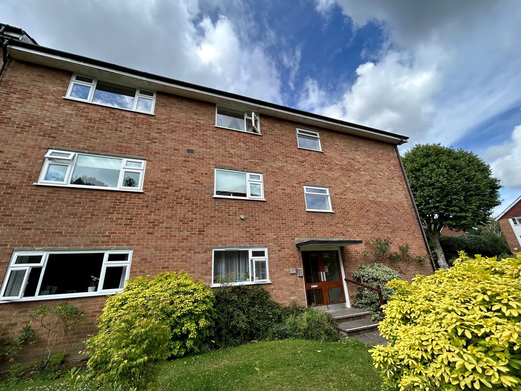 2 bed flat to rent in Palmerston Court, Lovelace Gardens, Surbiton KT6