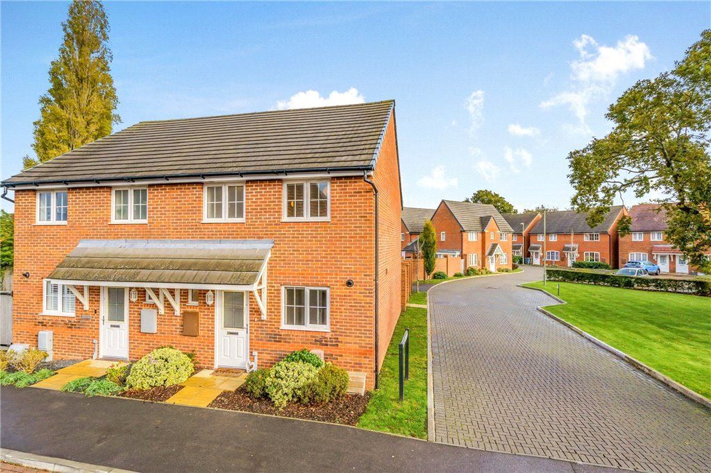 3 bed semidetached house for sale in Daffodil Way, Havant, Hampshire