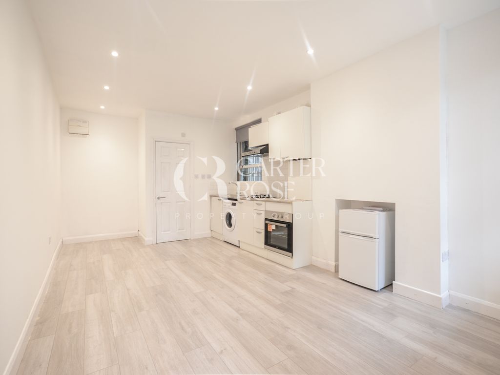 Studio to rent in Balham High Road, Balham SW17, £1,100 pcm Zoopla