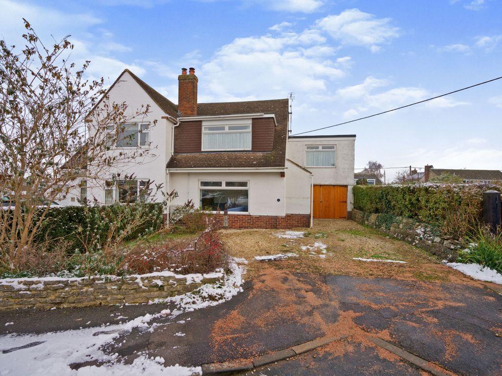 4 bed semidetached house for sale in Vasterne Close Purton, Swindon