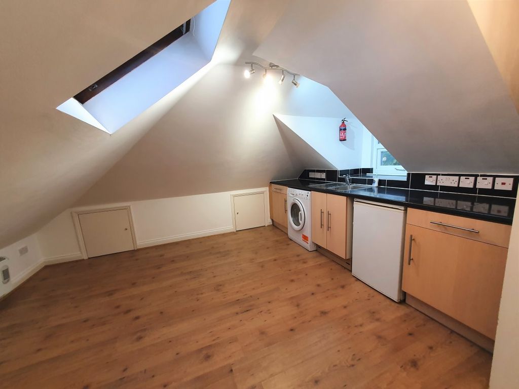 1 bed flat for sale in Aldborough Road South, Seven Kings, Ilford IG3