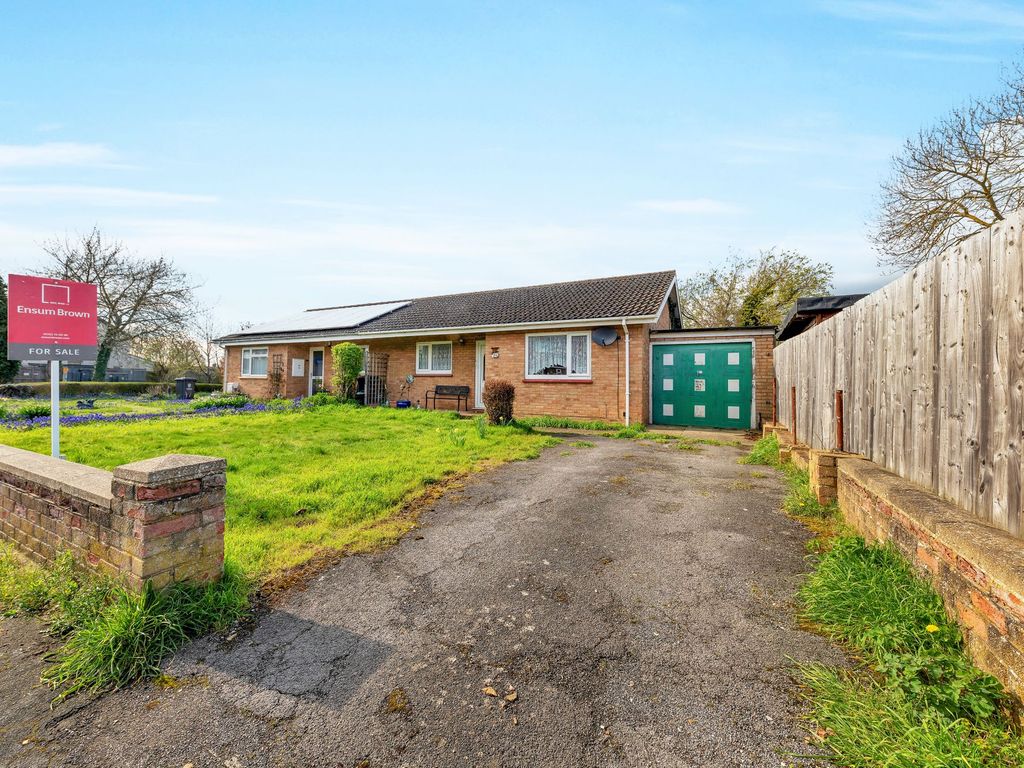 2 bed semidetached bungalow for sale in Medcalfe Way, Melbourn SG8