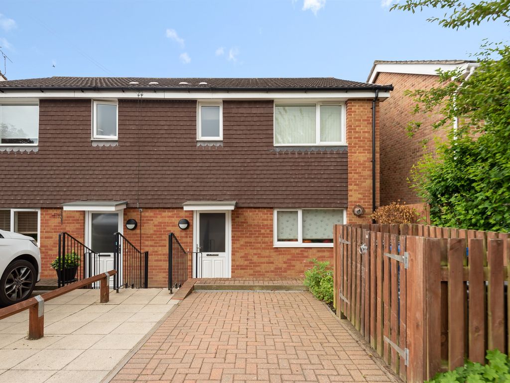 3 bed semidetached house for sale in Switchback Road South, Maidenhead