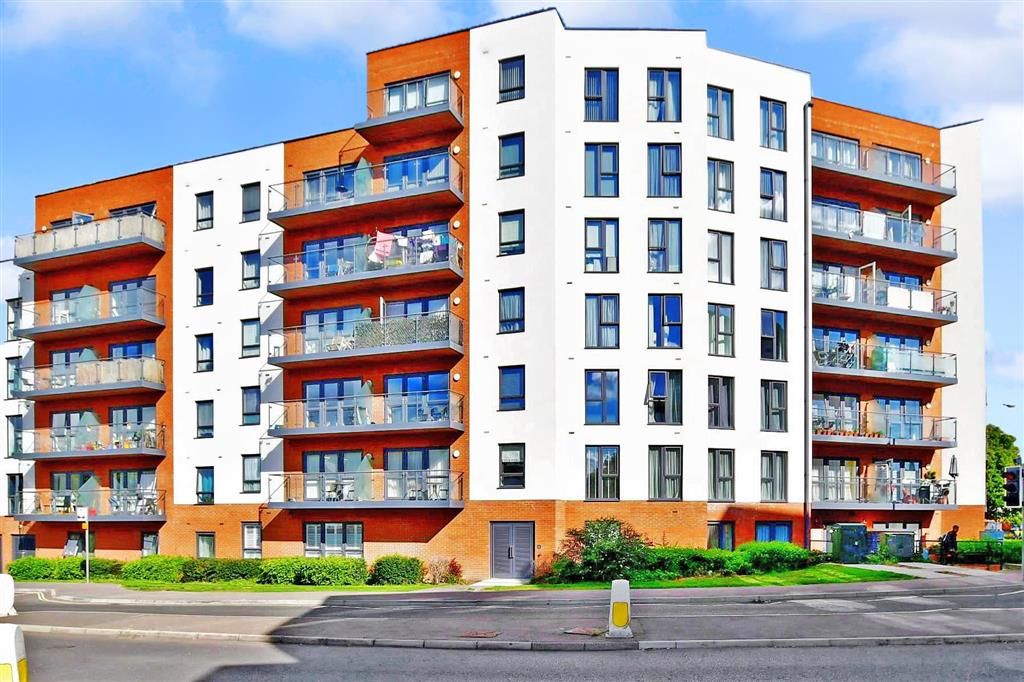 2 bed flat for sale in West Green Drive, West Green, Crawley, West