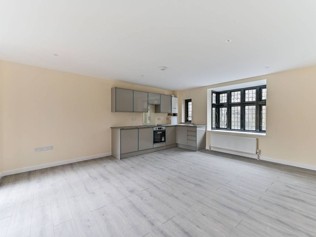 2 bed flat to rent in Station Approach Road, Sutton, Tadworth KT20, £