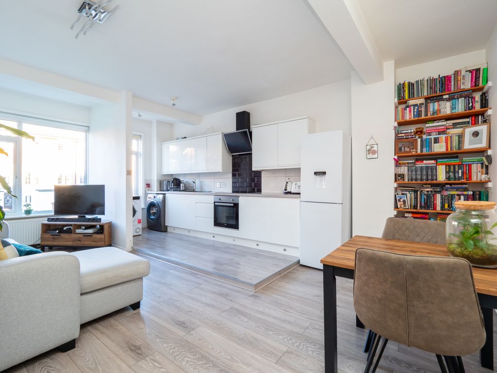 1 bed flat to rent in Egmont Road, Sutton, Surrey SM2, £1,300 pcm Zoopla