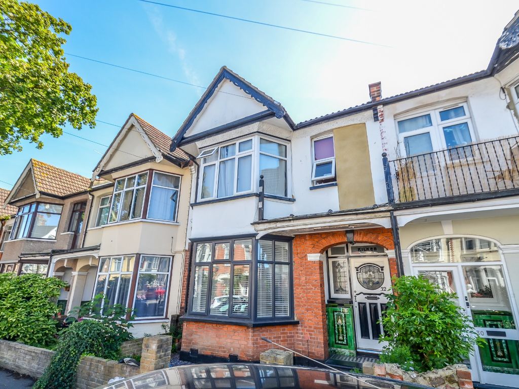 2 bed flat for sale in Glenwood Avenue, WestcliffOnSea, Essex SS0, £