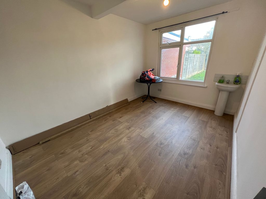 Room to rent in Northcote Avenue, Southall UB1, £800 pcm Zoopla