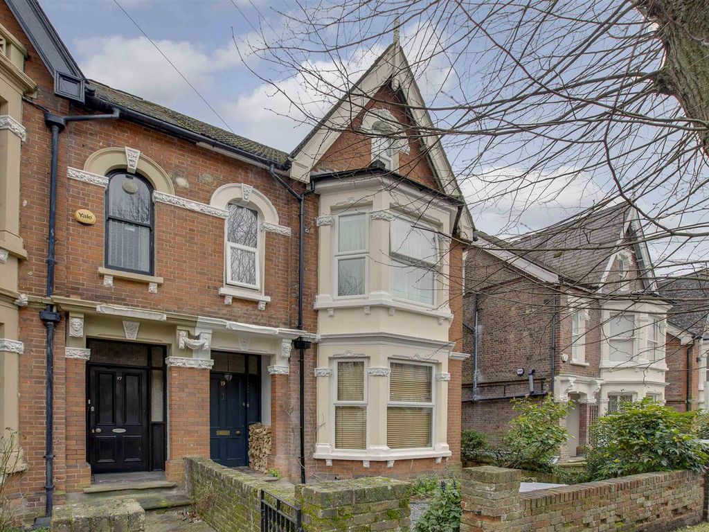 2 bed for sale in Priory Avenue, High HP13, £325,000