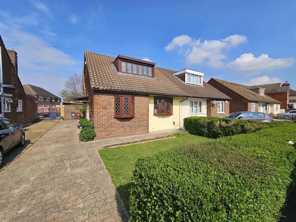 4 bed bungalow for sale in Hatton Road, Bedfont, Feltham TW14 Zoopla