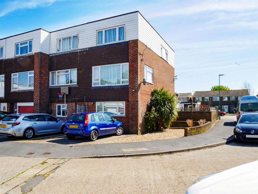 5 bed town house for sale in Timberleys, Littlehampton BN17, £350,000