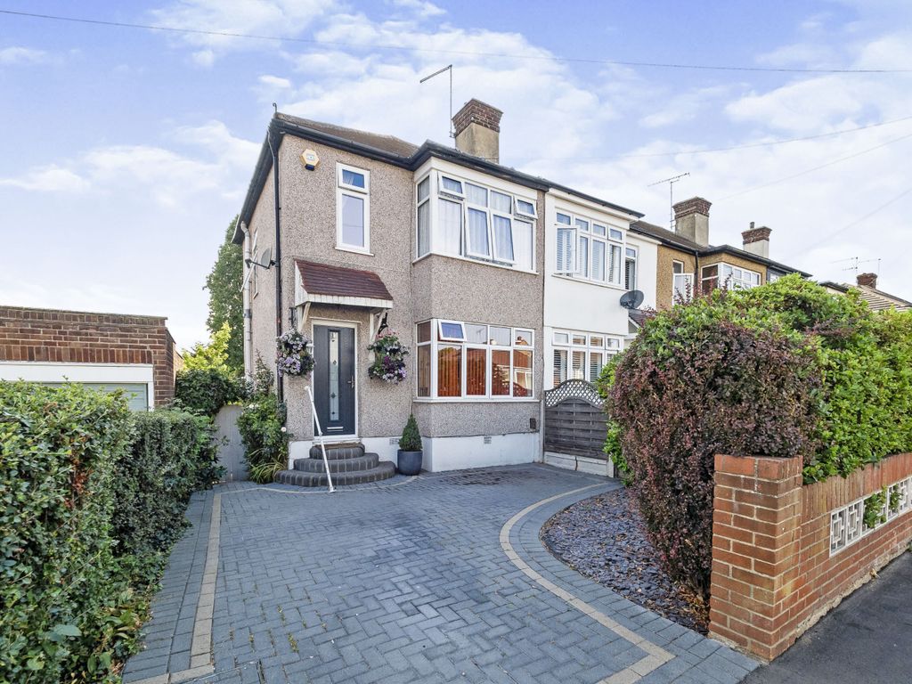 2 bed end terrace house for sale in Harold Court Road, Romford RM3 Zoopla