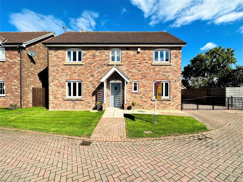 4 bed detached house for sale in Little Orchard, Hook, Goole DN14, £