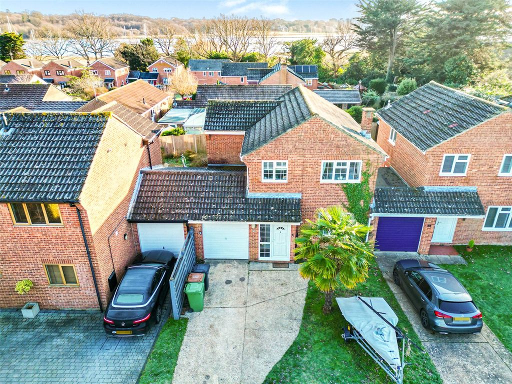 4 bed linkdetached house for sale in Mercury Gardens, Hamble