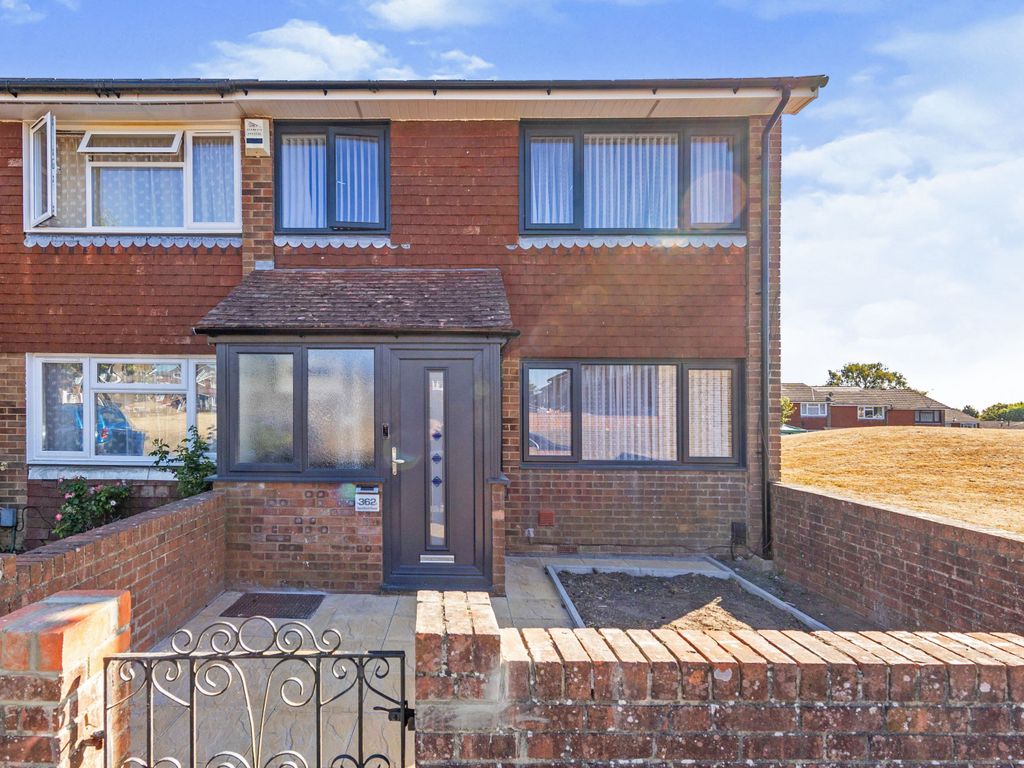 4 bed end terrace house for sale in Sandford Road, Farnham, Surrey GU9