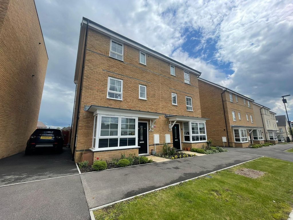 4 bed semidetached house for sale in Fullbrook Drive, Basingstoke