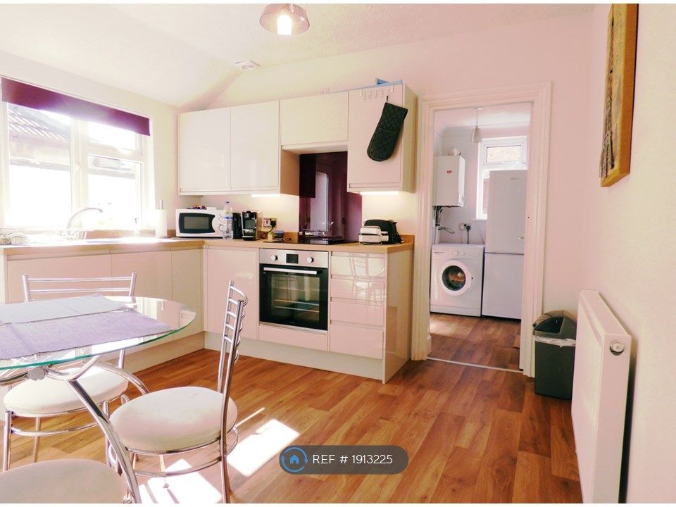 2 bed flat to rent in Clifton Road, Littlehampton BN17, £1,150 pcm Zoopla