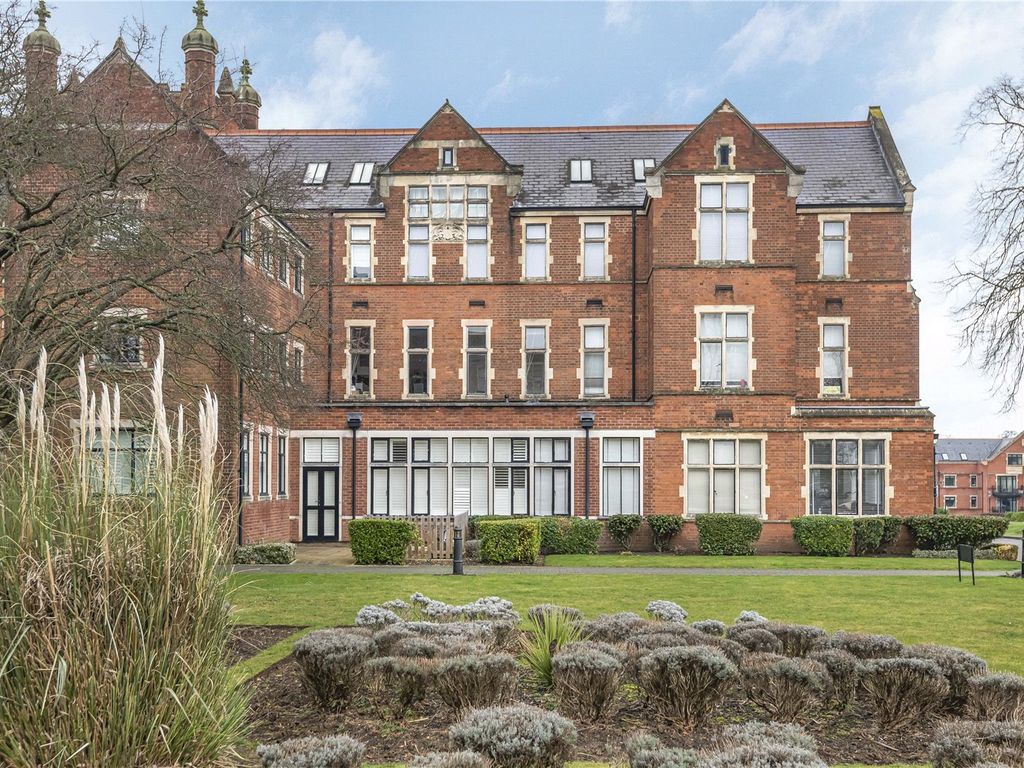 3 bed flat for sale in Royal Connaught Park, Bushey, Hertfordshire WD23, £850,000 Zoopla