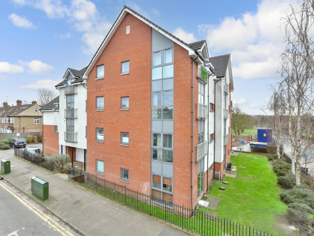 2 bed flat to rent in Rosehill Avenue, Sutton SM1, £1,750 pcm Zoopla