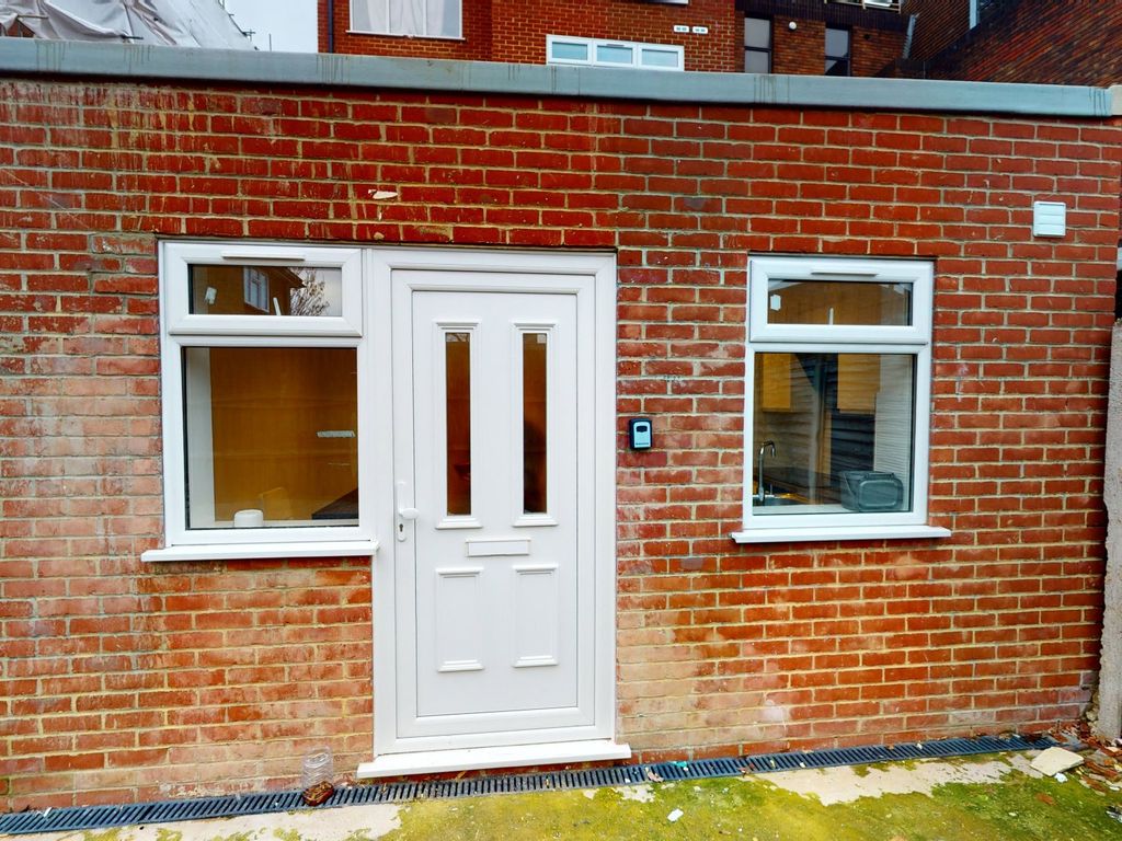 1 bed flat to rent in East Street, Epsom KT17, £1,200 pcm Zoopla