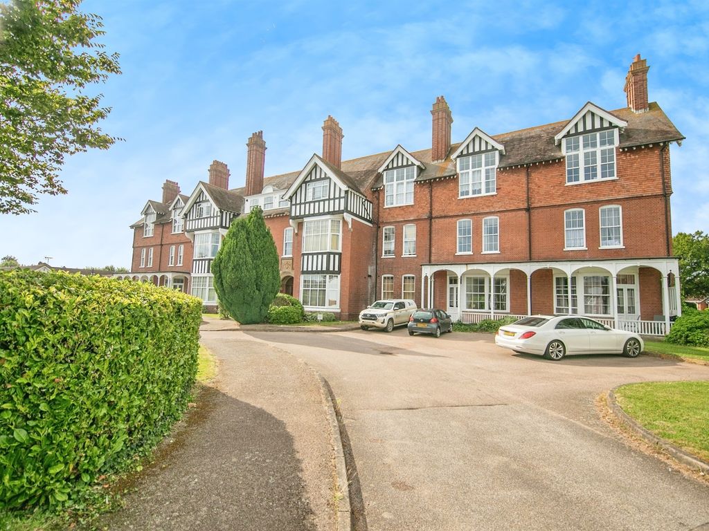 1 bed flat for sale in Lyon Close, ClactonOnSea CO15, £130,000 Zoopla