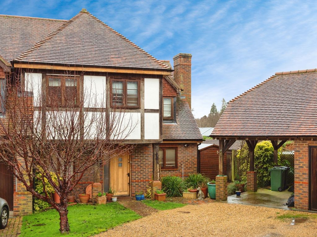 3 bed semidetached house for sale in Colemans Way, Hurst Green