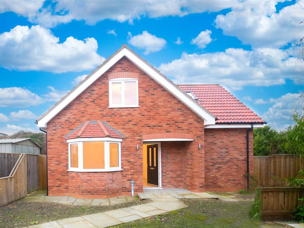 New home, 3 bed detached bungalow for sale in Cheapside, Waltham