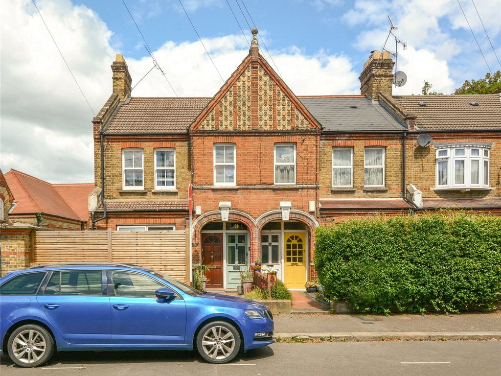 3 bed flat for sale in Warner Road, Walthamstow, London E17, £525,000