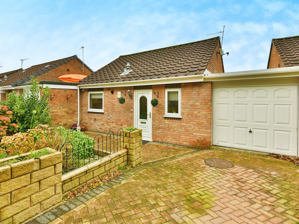 5 bed link detached house for sale in Lockington Avenue, Hartley