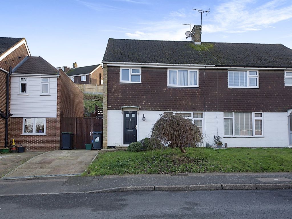 3 bed semidetached house for sale in Oak Drive, Larkfield, Aylesford