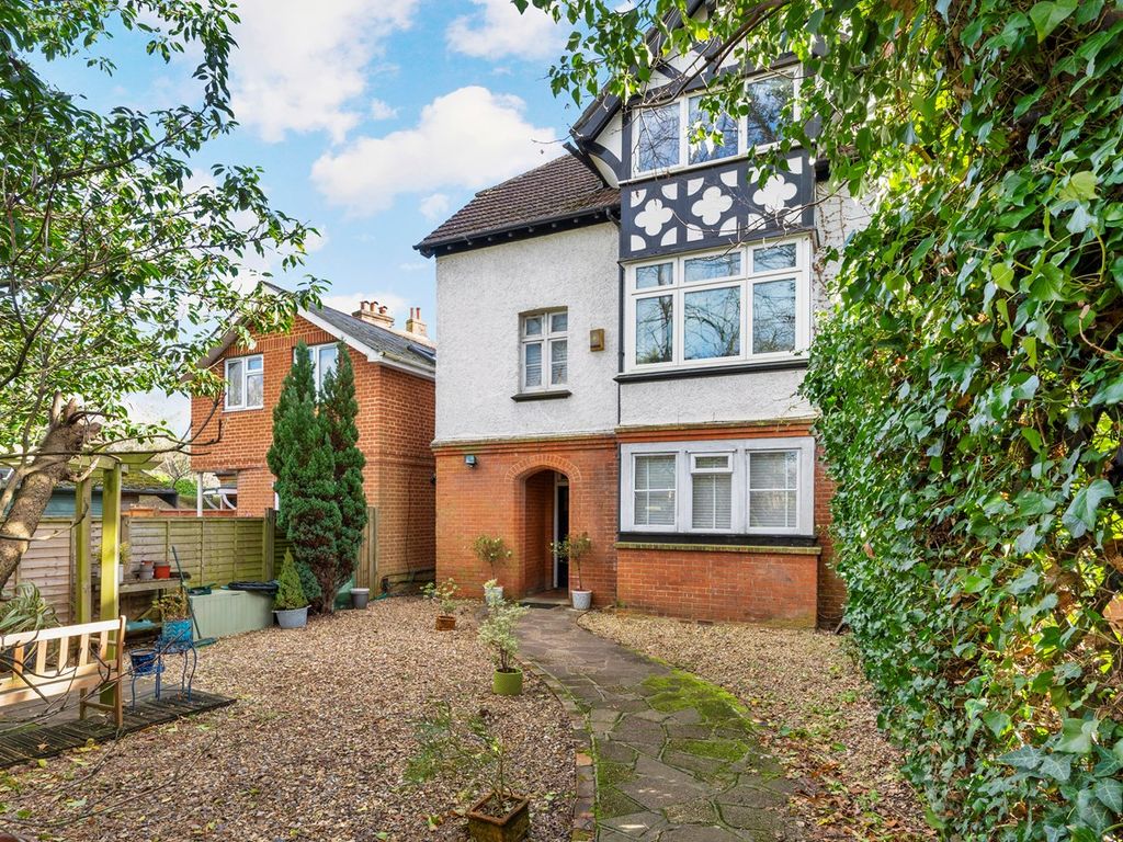 1 bed flat for sale in Ashley Road, WaltonOnThames KT12, £305,000