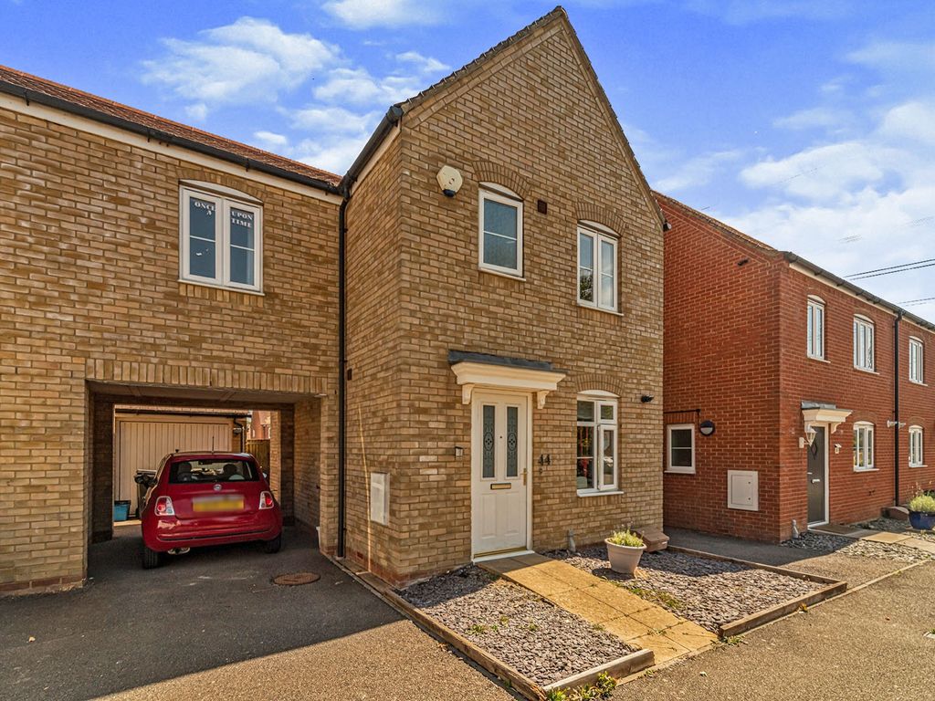 3 bed linkdetached house for sale in Fairfield Crescent, Stevenage