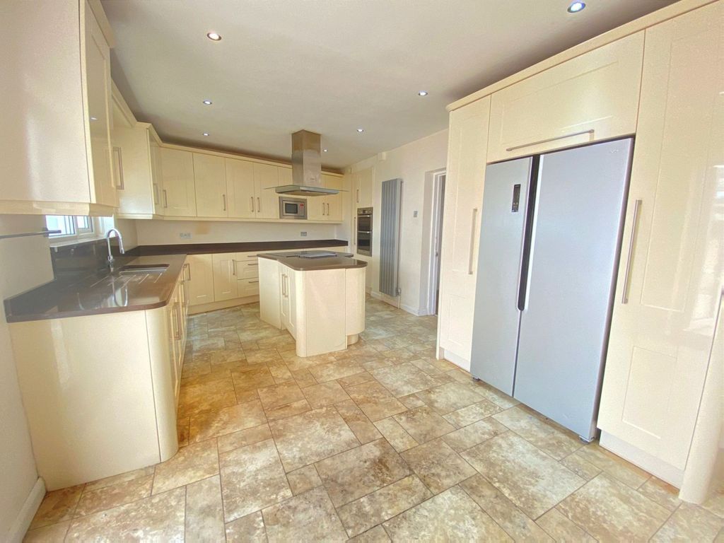 4 bed semidetached house for sale in Lynwood Drive, Collier Row RM5