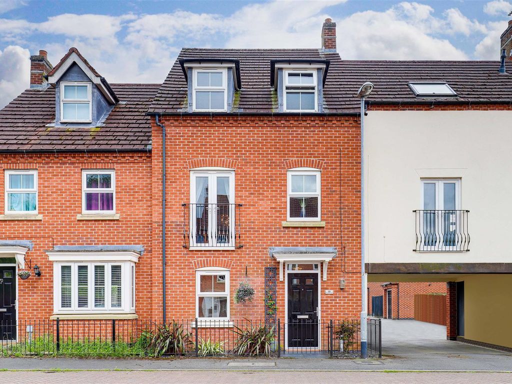 4 bed town house for sale in Hornbeam Way, KirkbyInAshfield